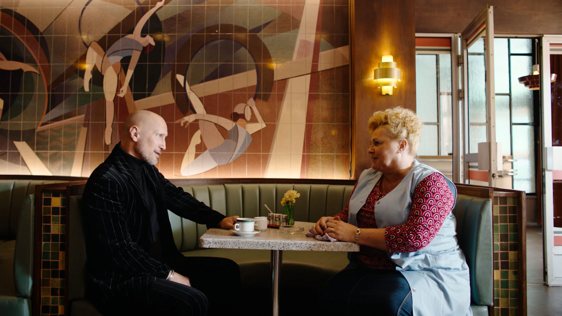 Der neue Intendant Gerd Kolberg (Benno Fürmann) feiert Kantinenchefin Uschi (Petra Kleinert), weil aus der ihrer Kantine ein Sternerestaurant werden soll.