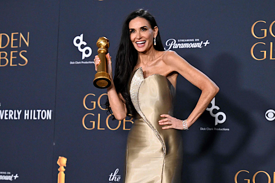Demi Moore zeigt stolz ihre Trophäe – sie hat allen Grund dazu.
