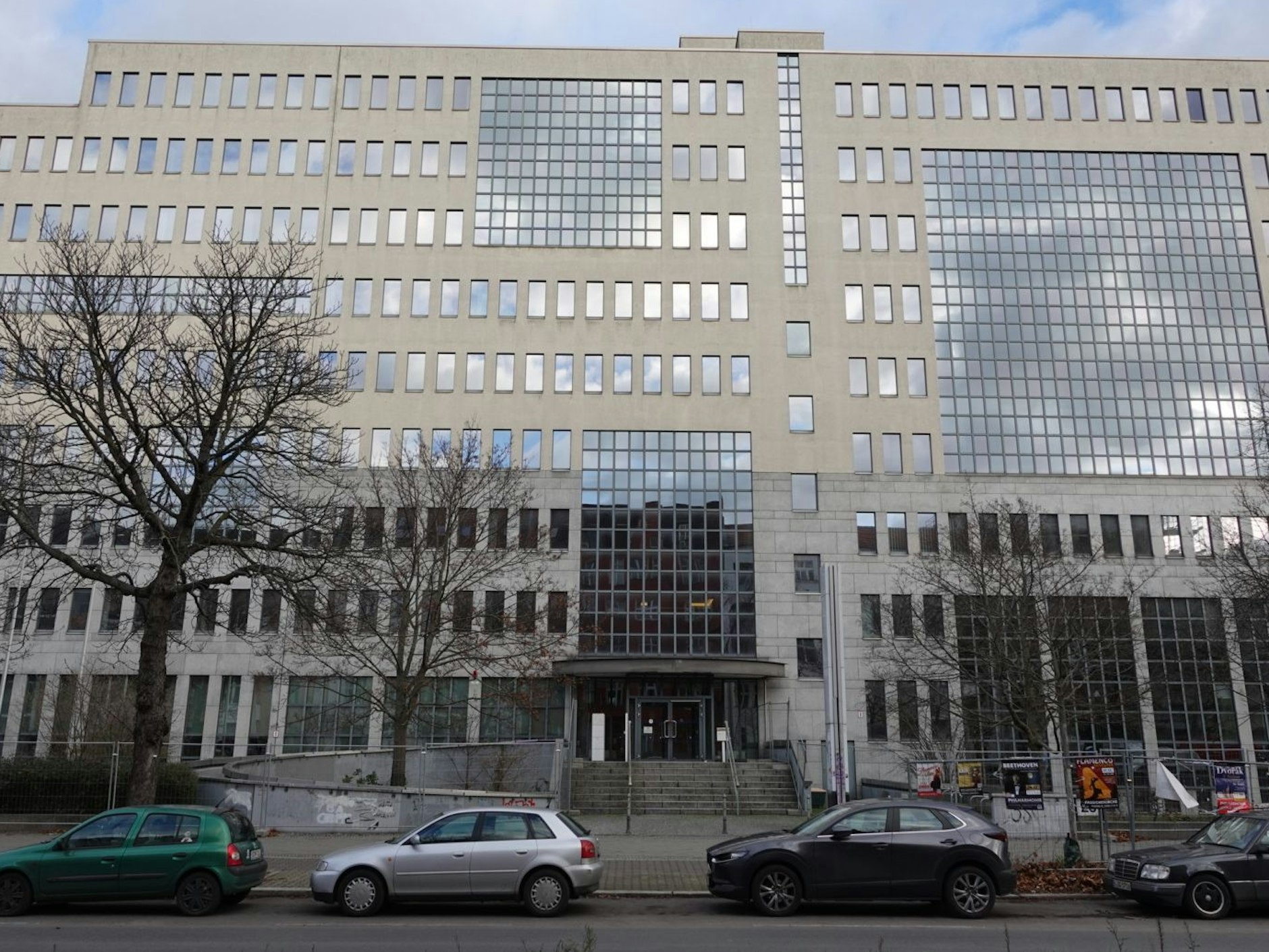 Zehn Stockwerke, 32.000 Quadratmeter Bürofläche: Das ehemalige Haus der Deutschen Rentenversicherung.