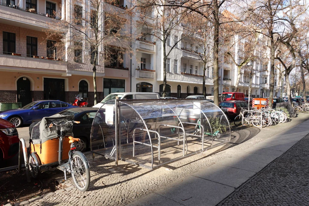 Ringsherum ist alles mit Fahrrädern zugeparkt: Die neue Fahrradbox ist aber noch leer. Mietpreis pro Monat: 11 Euro.