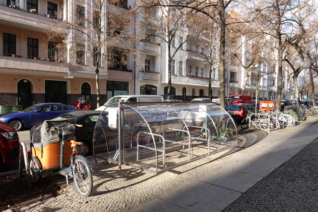 Berliner rätseln: Was sollen diese „Gewächshäuser“ auf den Gehwegen?