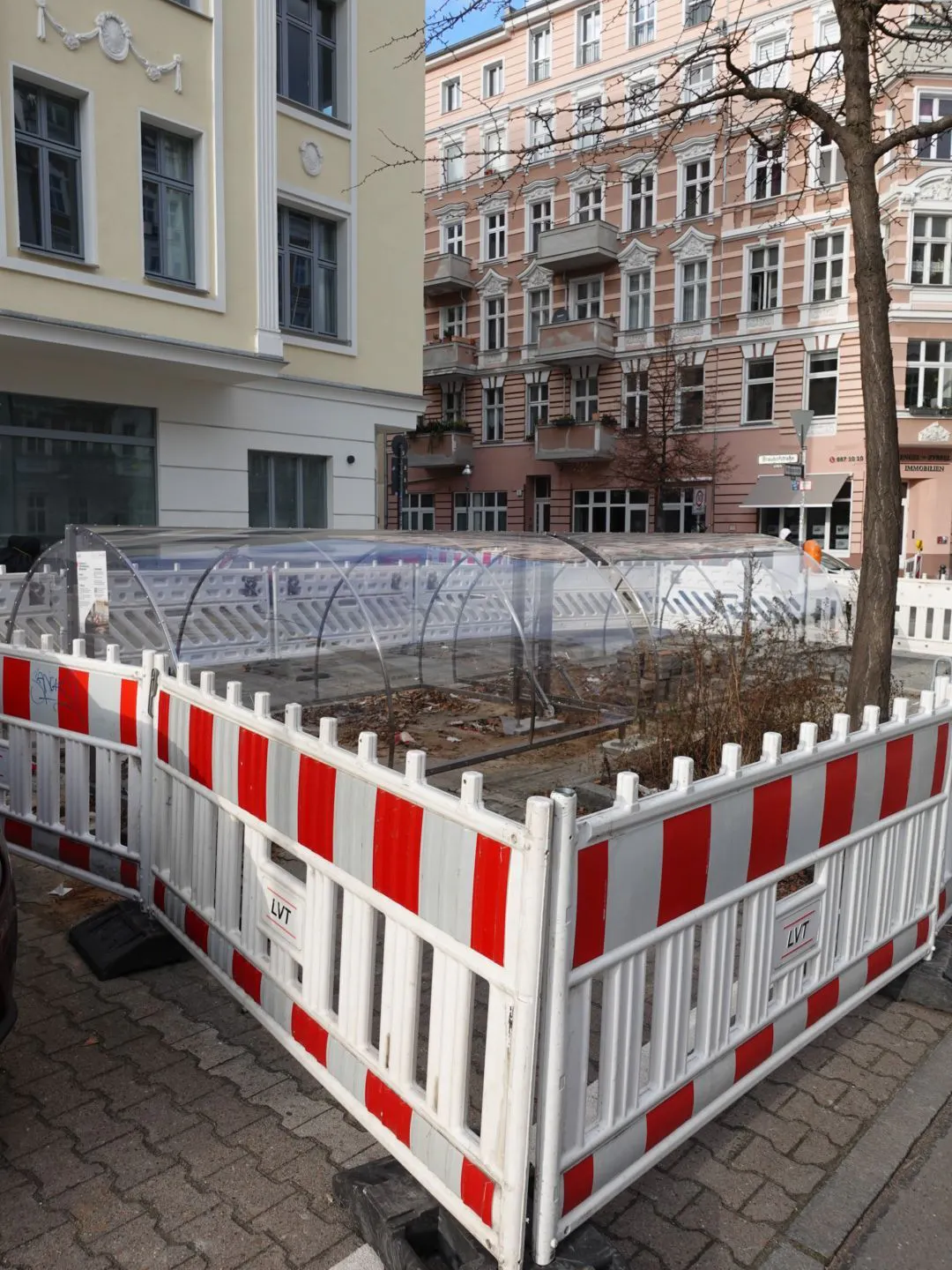 Sollte schon fertig sein: Doch die Bauarbeiter in der Mierendorffstraße 3 sind spurlos verschwunden.