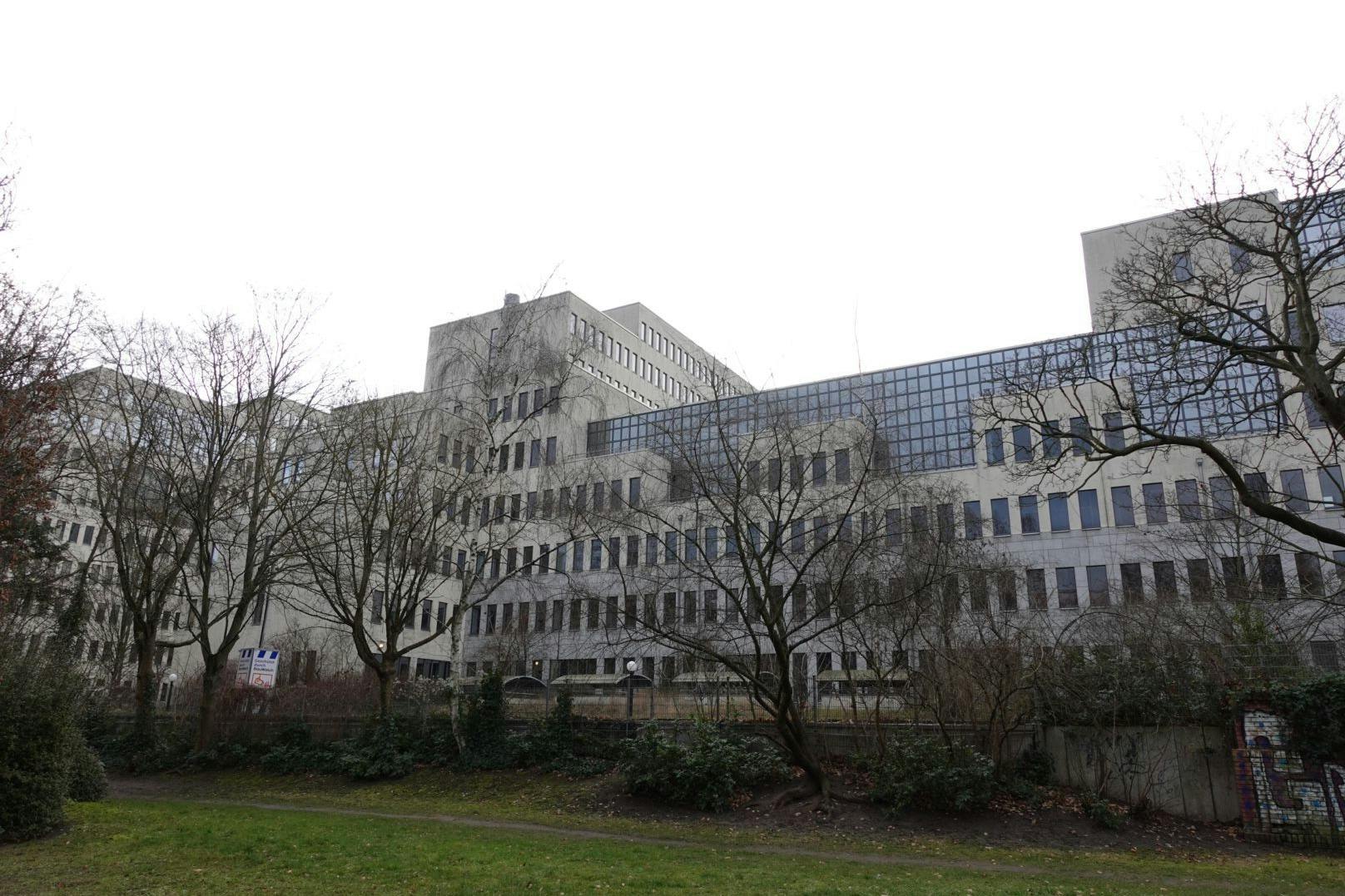 Der Blick von der Rückseite, von der Düttmann-Siedlung aus, auf das ehemalige Gebäude der deutschen Rentenversicherung, das jetzt zum Mega-Flüchtlingsheim wird.