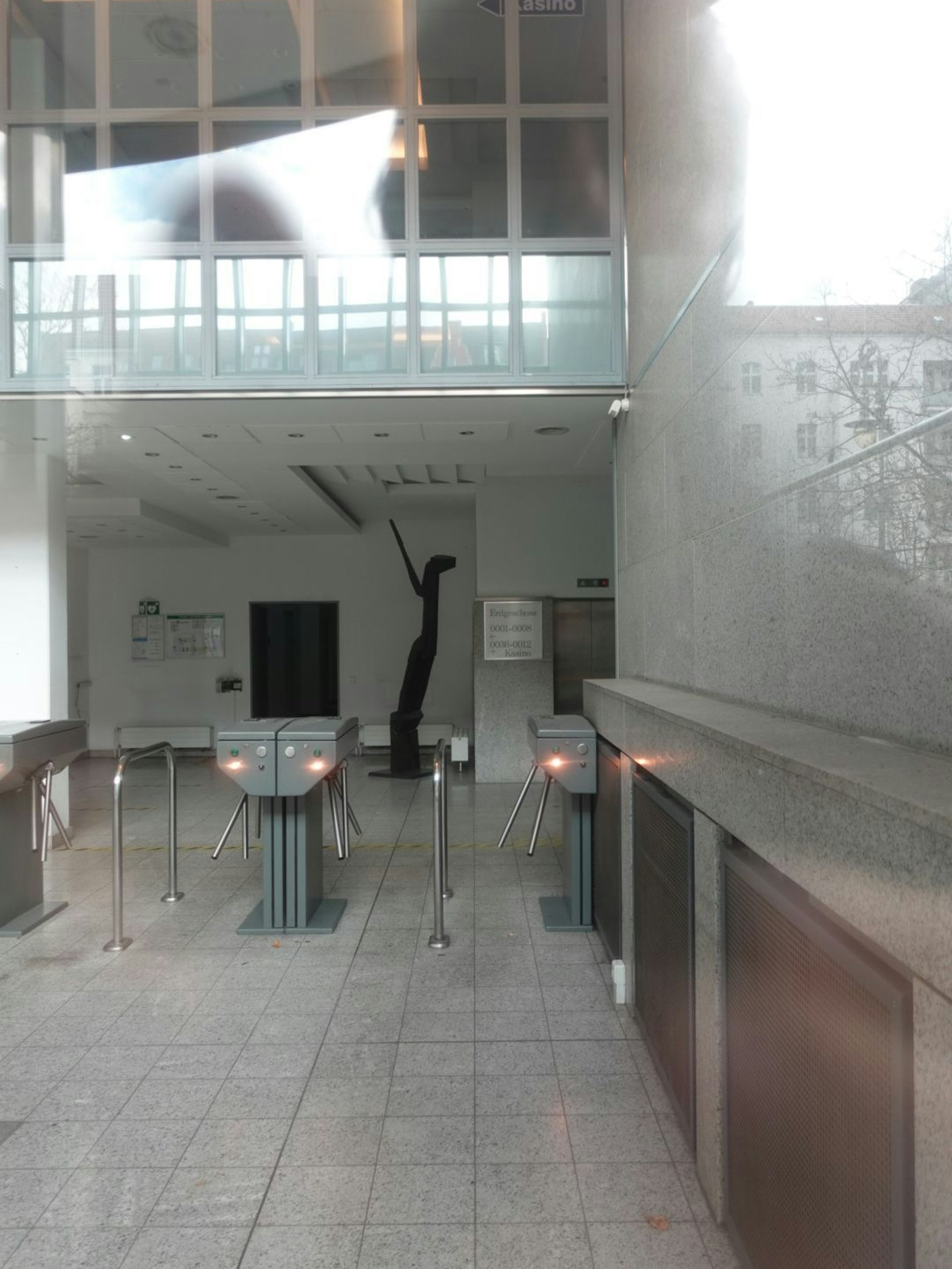 Durchs Fenster fotografiert: Die Lampen an den Drehkreuzen leuchten noch.