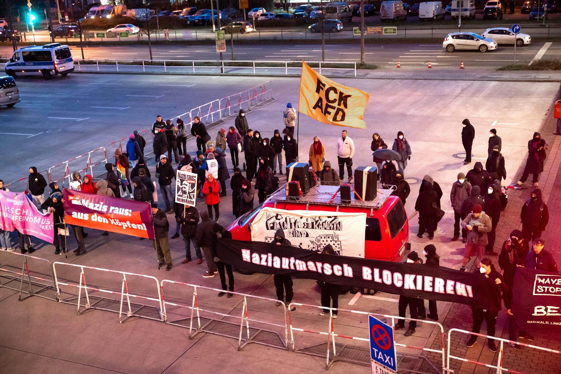 AfD-Bürgerdialog in Marzahn: Beatrix von Storch und weitere AfD-Kandidaten treffen vor dem Eastgate auf linke Demonstranten.