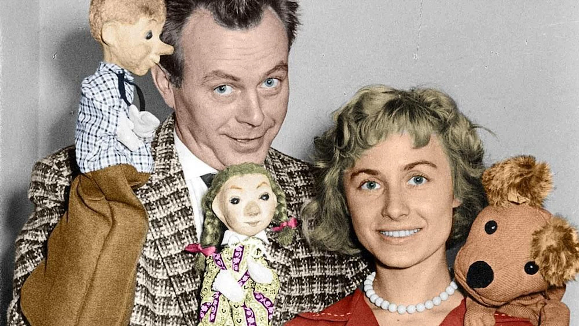 Heinz Fülfe mit seiner Frau Ingeburg und den Figuren Struppi sowie Flax und Krümel