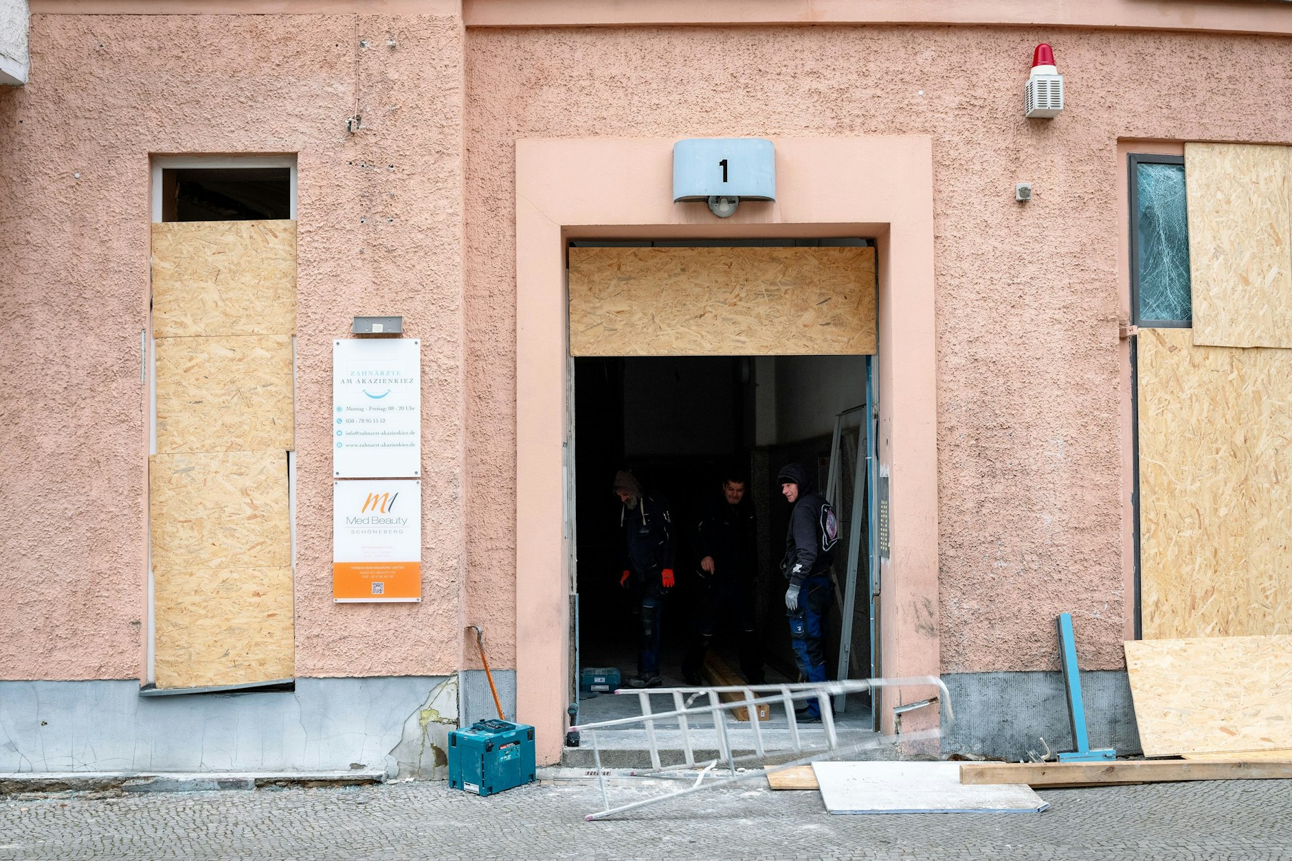 Der Tag nach der Kugelbombe: Die Aufräumarbeiten haben begonnen.