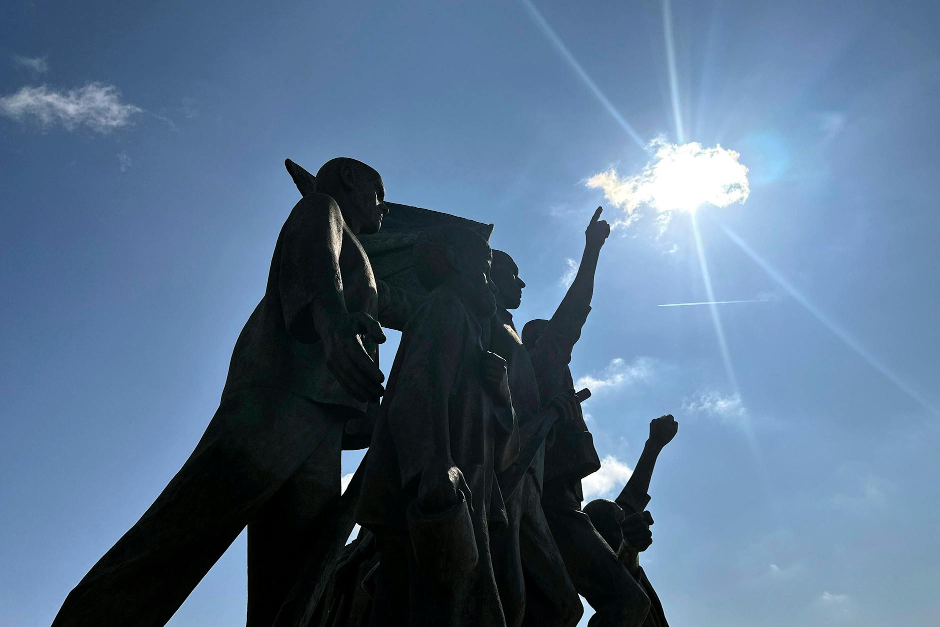 Die vom Bildhauer Fritz Cremer geschaffene Figurengruppe ist Teil der Gedenkstätte Buchenwald.