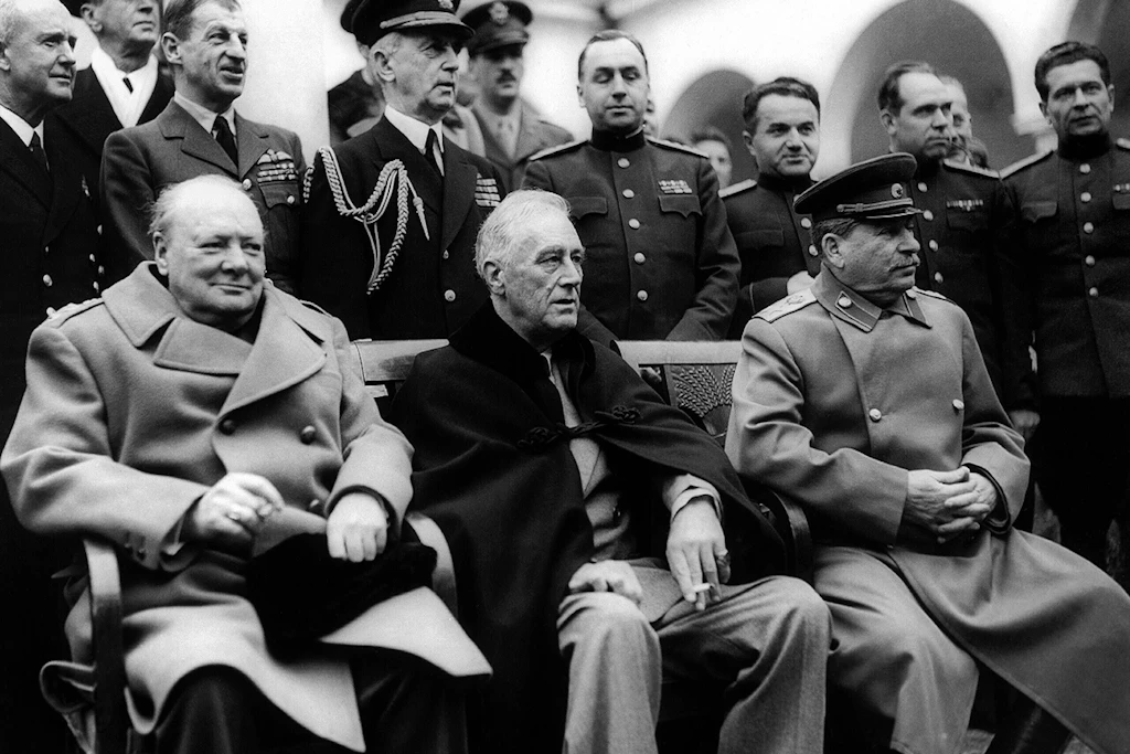 Winston Churchill, Franklin D. Roosevelt und Josef Stalin treffen sich im Februar 1945 in einem ehemaligen Zarenpalast auf der Halbinsel Krim.