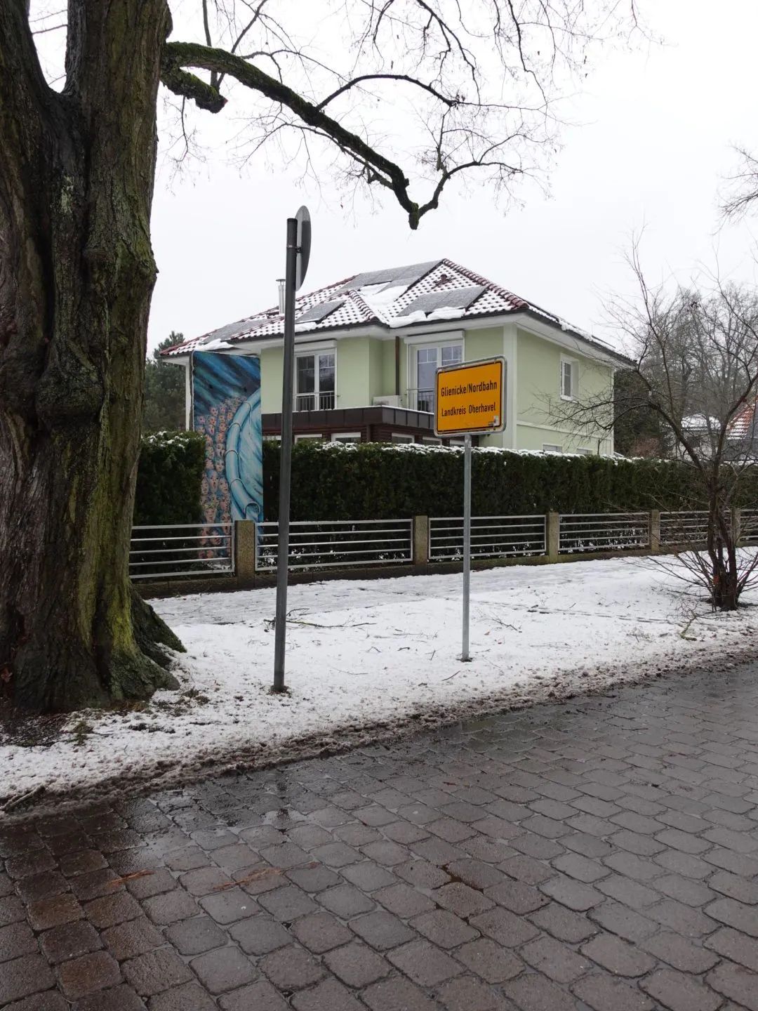 Hier an der Ortsgrenze zwischen Hermsdorf und Glienicke/Nordbahn verlief einst die Mauer zwischen Ost und West. Für manchen Poller-Gegner wäre eine neue Absperrung an dieser Stelle ein Rückfall in alte Zeiten.