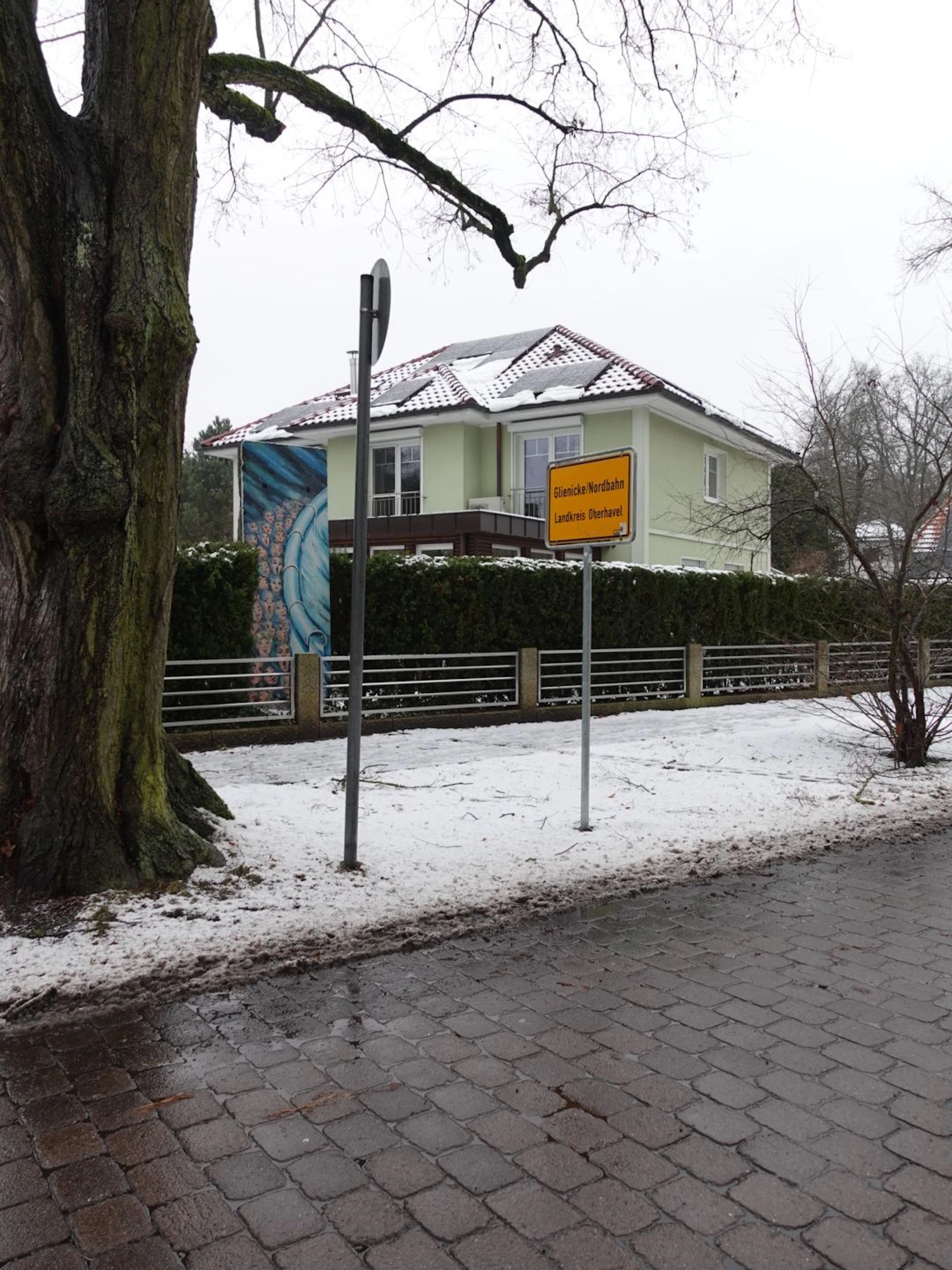 Hier an der Ortsgrenze zwischen Hermsdorf und Glienicke/Nordbahn verlief einst die Mauer zwischen Ost und West. Für manchen Poller-Gegner wäre eine neue Absperrung an dieser Stelle ein Rückfall in alte Zeiten.
