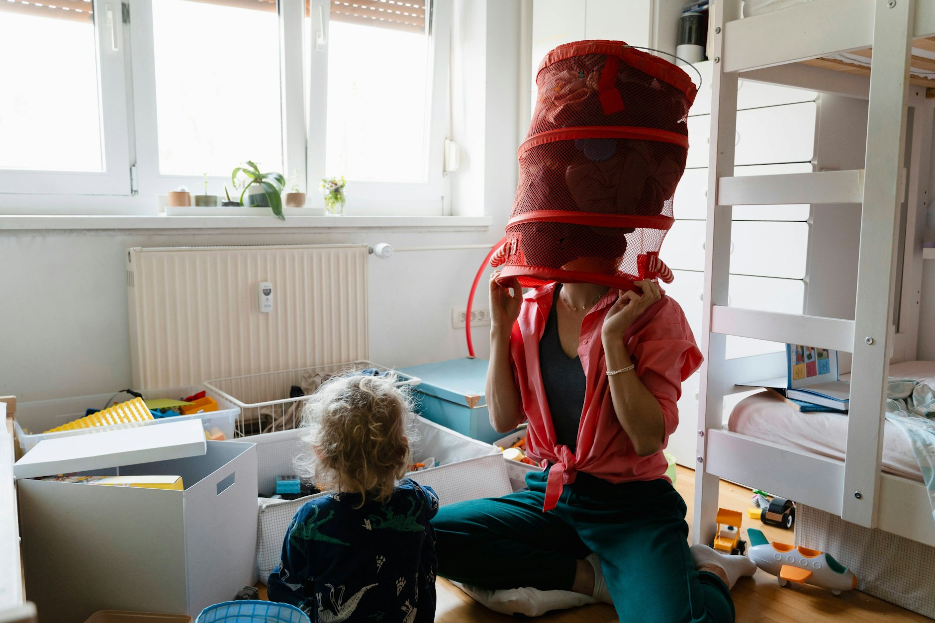 Das idyllische Familienleben der Autorin und Protagonistin wird plötzlich zerstört.