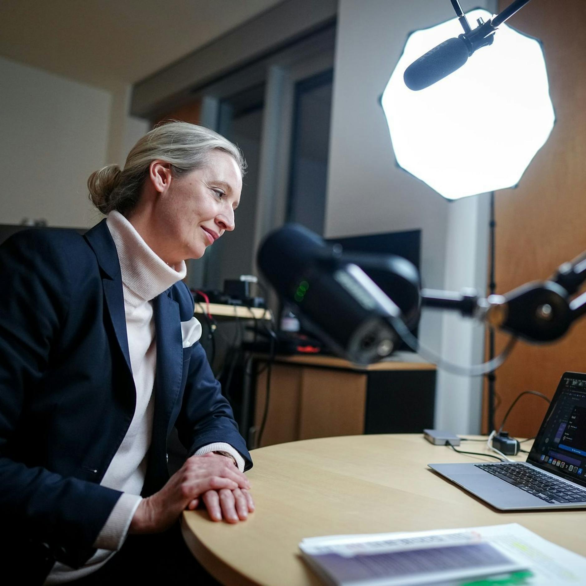 Image - „Alice Weidel blamiert Deutschland“: Nach Talk mit Musk rebelliert die rechte Szene gegen AfD-Chefin