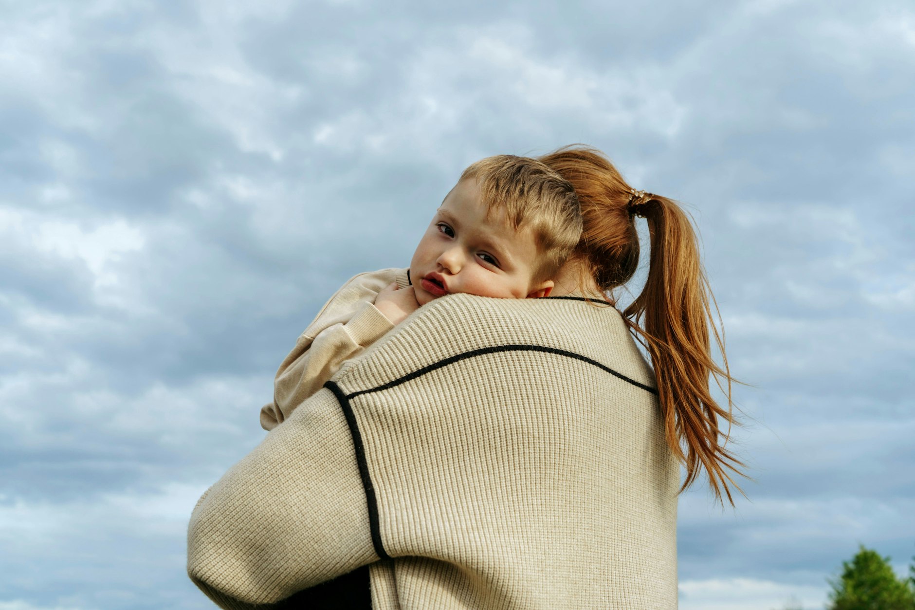 Die Autorin schreibt in ihrem Buch über den Kampf um ihre drei Kinder nach dem Tod ihres Mannes.