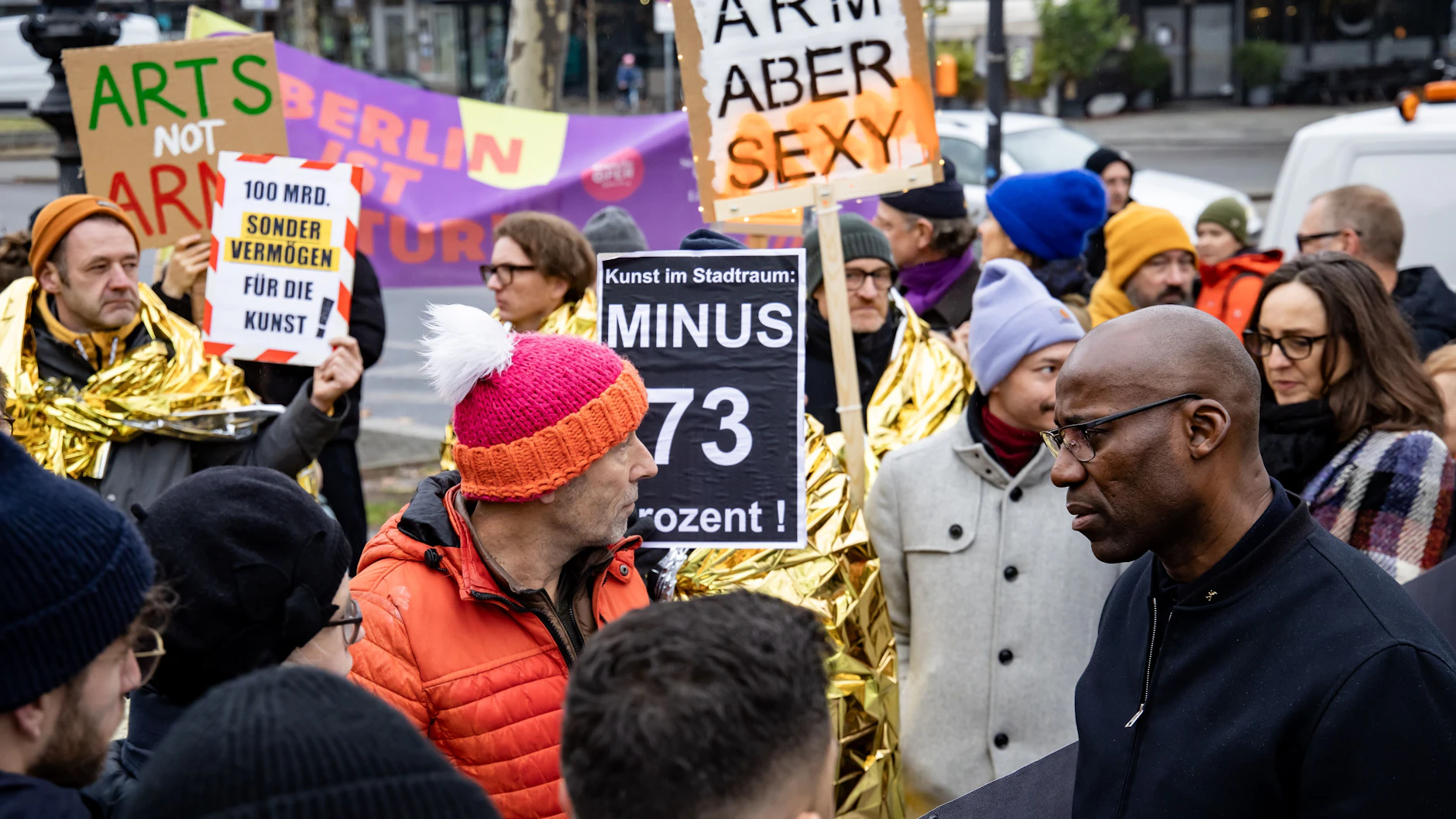 Am 8. Dezember: Kultursenator Joe Chialo spricht mit Künstlern, die vor der Schaubühne gegen den Kürzungen im Kultur-Etat auf die Straße gingen. 