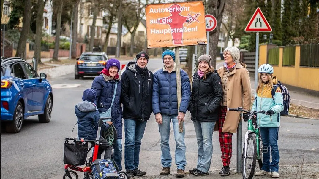 Michael Ortmann und weitere Mitglieder der Bürgerinitiative, die den Durchfahrtsverkehr in der Schildower Straße aussperren wollen.