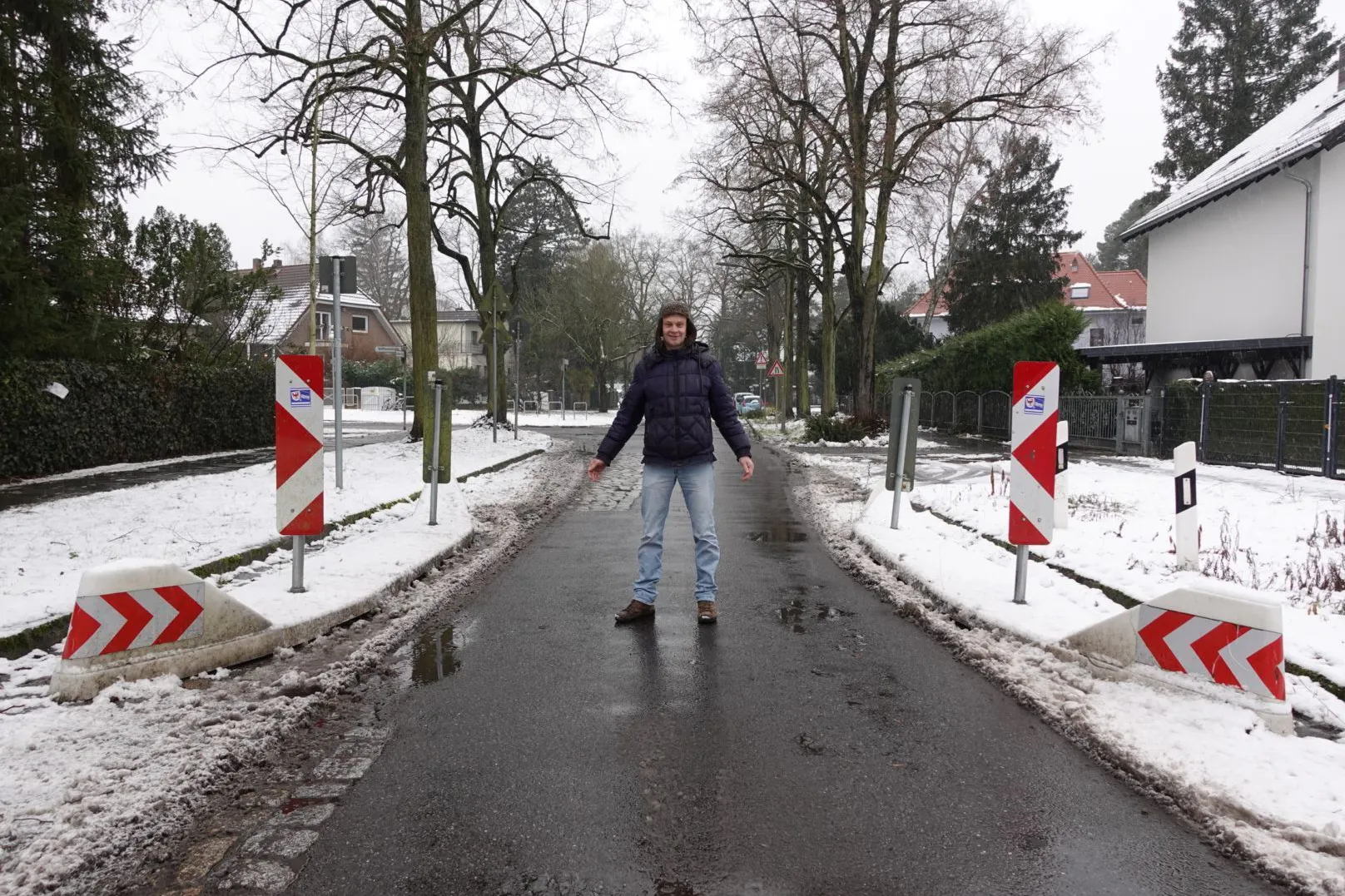 Michael Ortmann zeigt die engste Stelle in der Schildower Straße. Normalerweise kommen hier tagtäglich 6000 Autos durch. Momentan aber ist die Straße durch eine Baustellen-Vollsperrung verkehrsberuhigt.