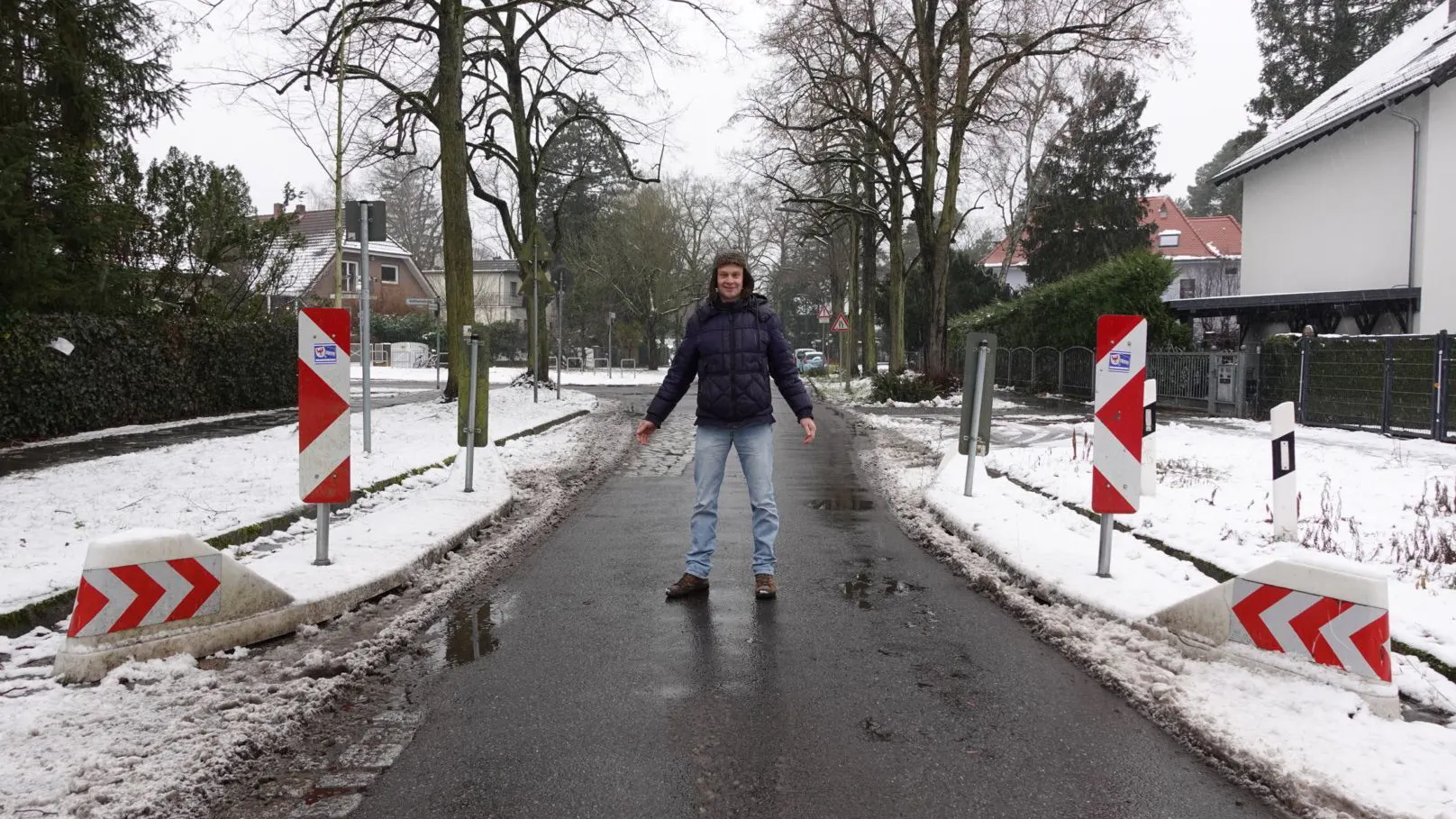 Von der Pro-Poller-Fraktion: Michael Ortmann zeigt die engste Stelle in der Schildower Straße. Normalerweise kommen hier tagtäglich 6000 Autos durch. Momentan aber ist die Straße durch eine Baustellen-Vollsperrung verkehrsberuhigt.