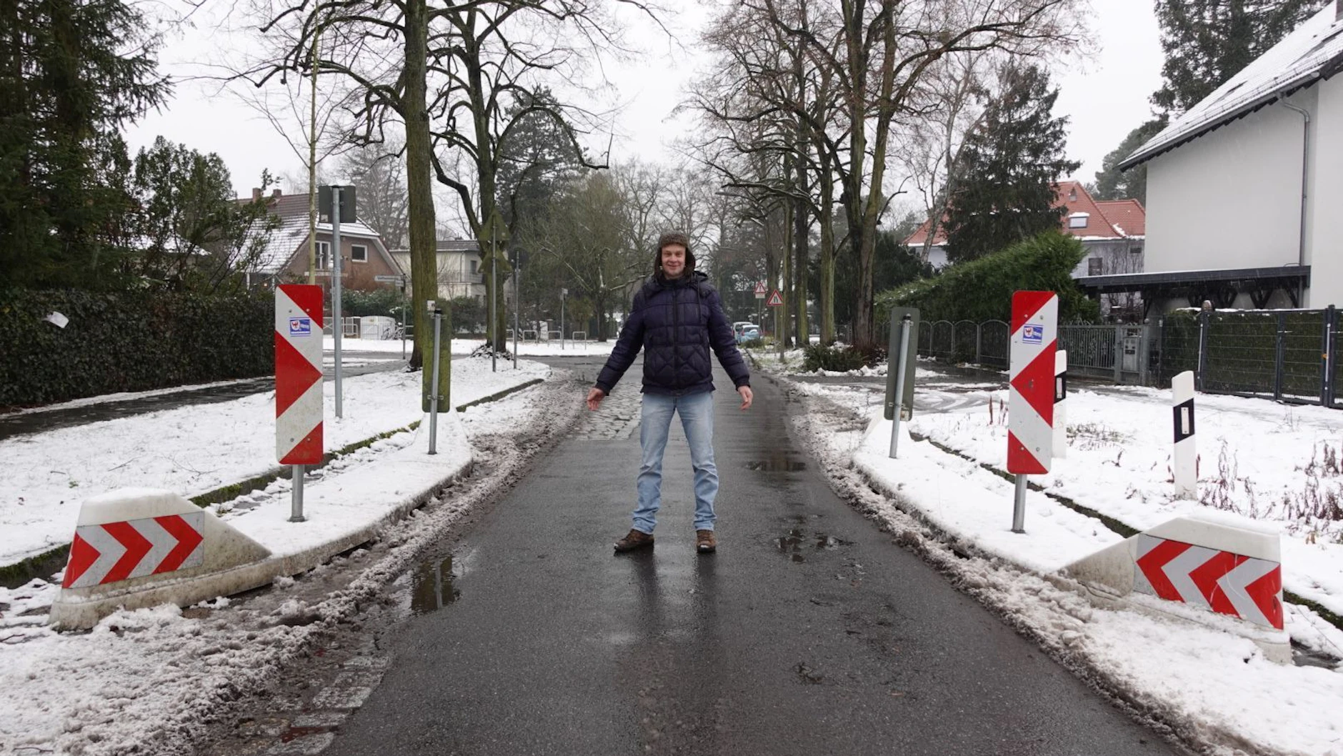 Von der Pro-Poller-Fraktion: Michael Ortmann zeigt die engste Stelle in der Schildower Straße. Normalerweise kommen hier tagtäglich 6000 Autos durch. Momentan aber ist die Straße durch eine Baustellen-Vollsperrung verkehrsberuhigt.