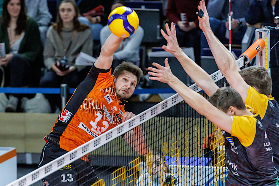 Ruben Schott, Kapitän der BR Volleys beim Angriff gegen den SSC Karlsruhe beim Doppelspieltag mit den Frauen des BBSC in der Berliner Max-Schmeling-Halle.