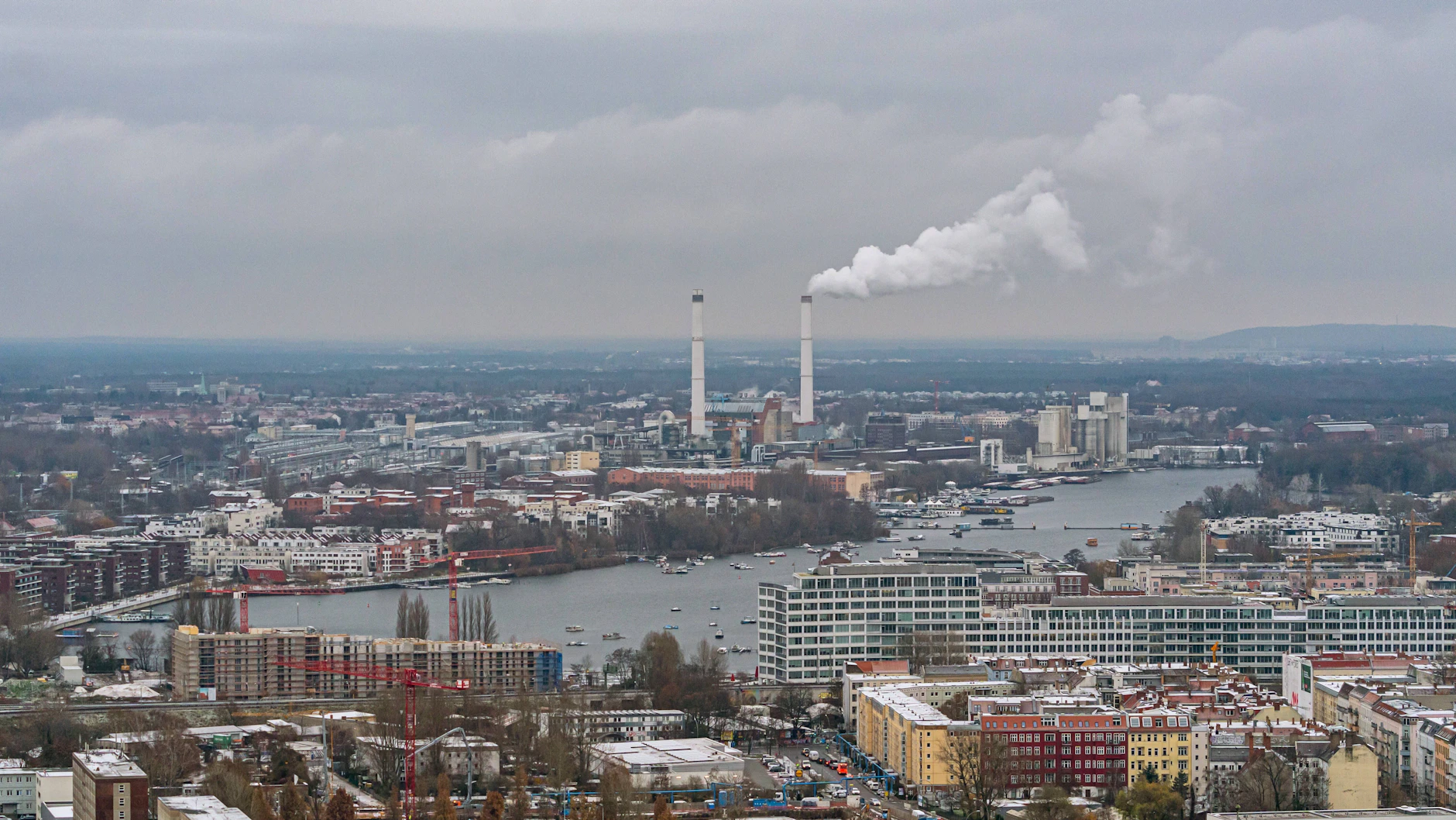 Die Schornsteine qualmen:  Das Kraftwerk Rummelsburg ist ein wichtiger Lieferant von Fernwärme für den Ostteil Berlins.  Im Mai 2017 wurde es auf eine Verfeuerung mit Erdgas umgestellt.