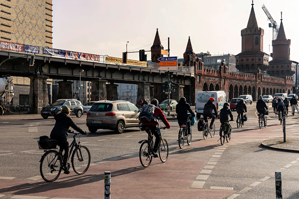 Die Straße über die Oberbaumbrücke ist bei Radfahrern besonders beliebt. Rund 3,9 Mio. Mal wurde sie 2024 von Radlern genutzt.
