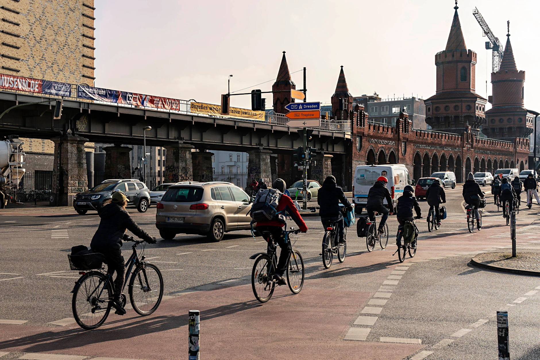 Die Straße über die Oberbaumbrücke ist bei Radfahrern besonders beliebt. Rund 3,9 Mio. Mal wurde sie 2024 von Radlern genutzt.