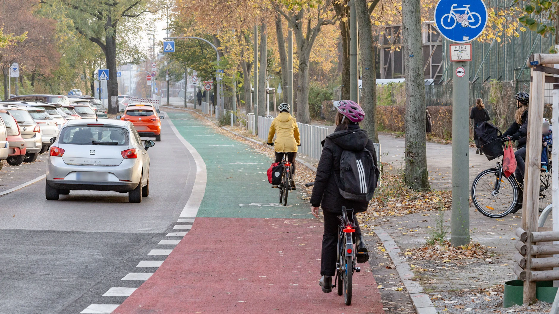 Wie hier bekommt die ganze Opernroute abgetrennte Radfahrstreifen.