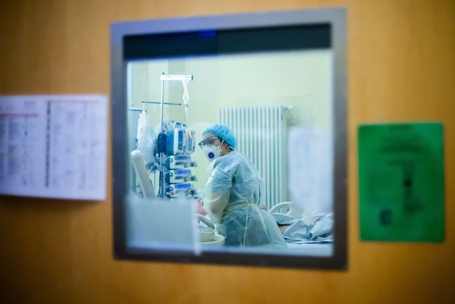 Eine Assistenzärztin betreut auf einer Intensivstation Covid-19-Patienten. Die Pandemie hat die bestehende Kluft zwischen ärmeren und reicheren Bevölkerungsgruppen weiter vergrößert.