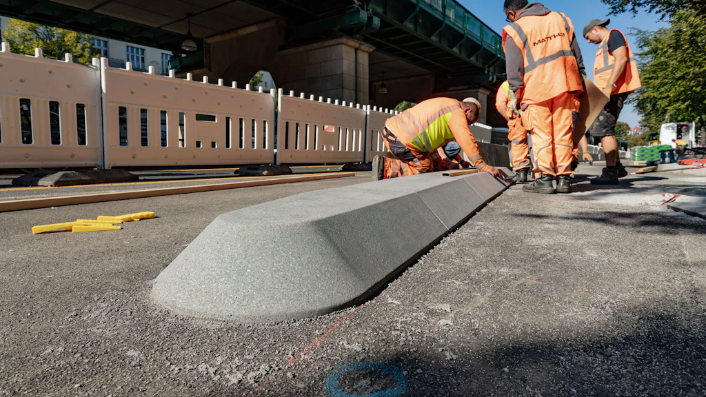 Betonschwellen trennen Auto- und Fahrradverkehr: 2024 wurde der geschützte Radfahrstreifen in der Schönhauser Allee fertig.