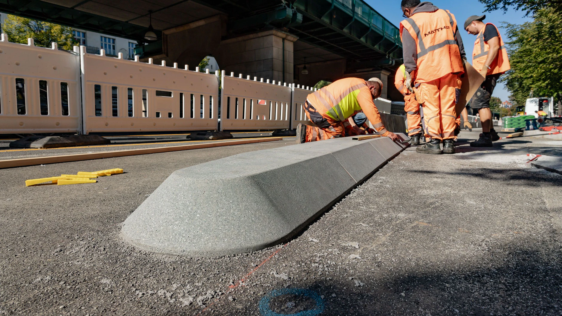 Betonschwellen trennen Auto- und Fahrradverkehr: 2024 wurde der geschützte Radfahrstreifen in der Schönhauser Allee fertig.