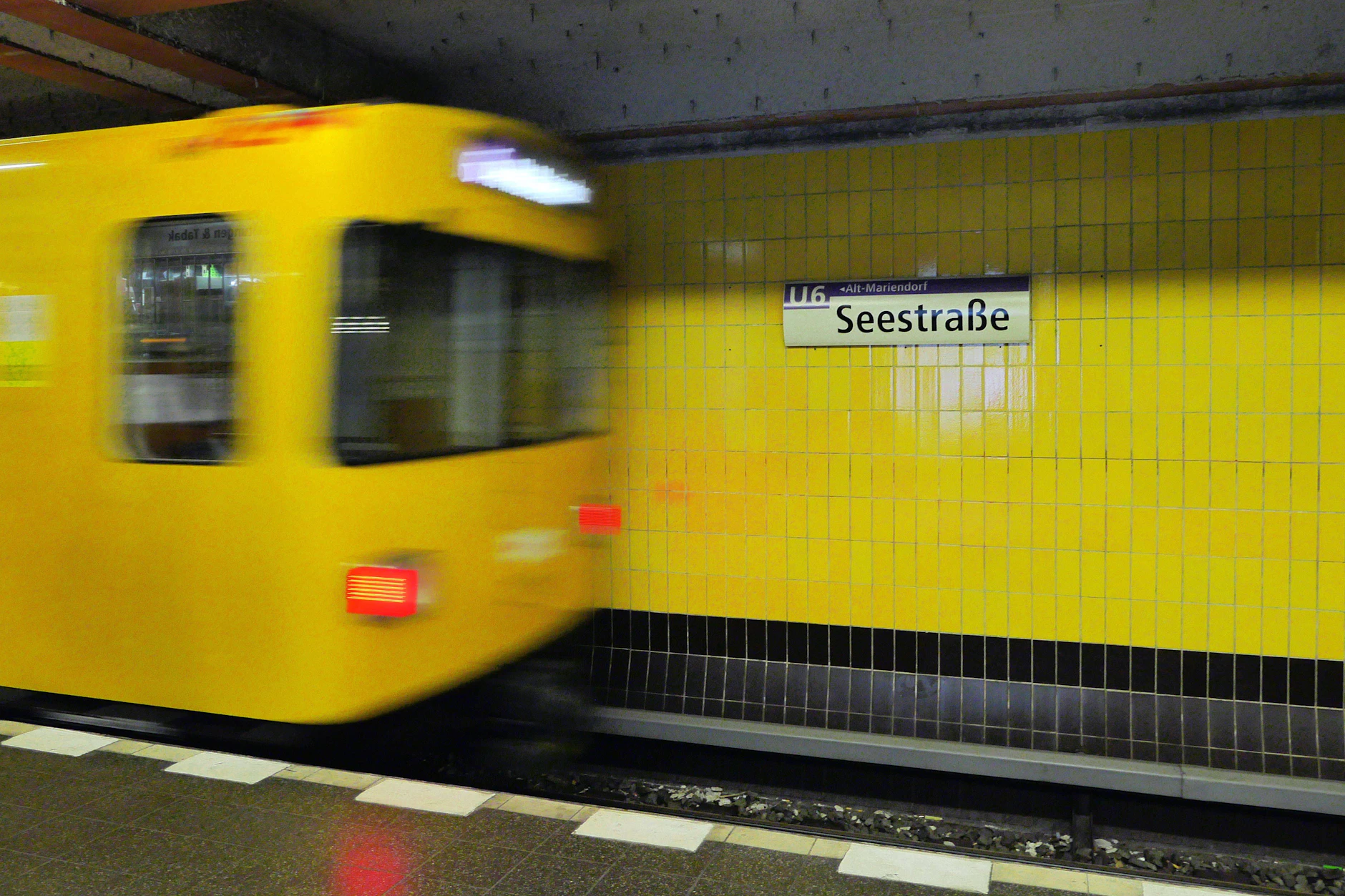 Stadteinwärts fährt die U6 für mindestens anderthalb Jahre am U-Bahnhof Seestraße durch. 