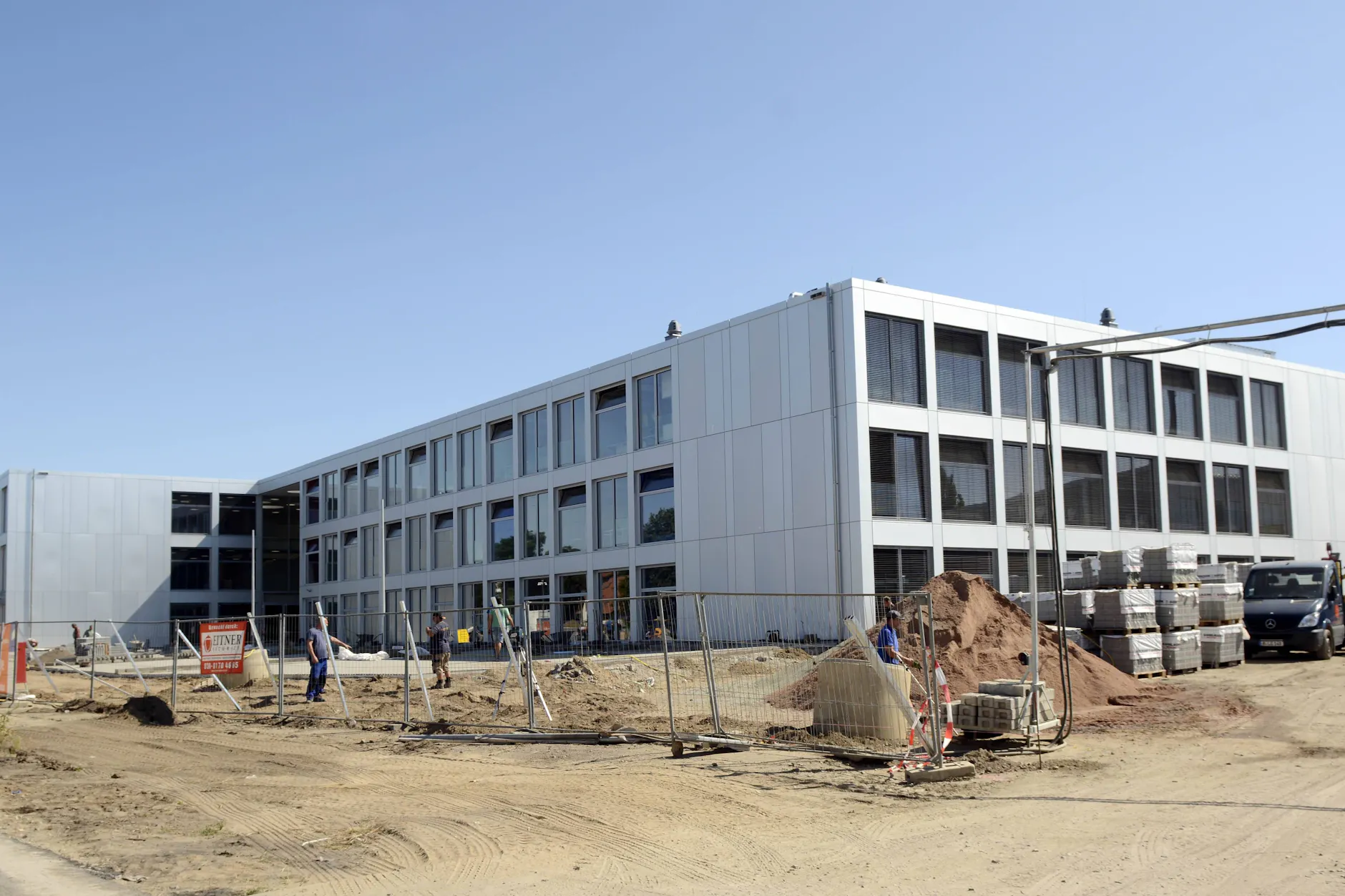 Einst warb Berlin groß mit einer Schulbauoffensive: Jetzt sollen kaum noch Schulen mit Landesmitteln gebaut werden. Nur noch die Howoge baut Schulen aus ihrem eigenen Etat, um sie dann an das Land Berlin zu vermieten.