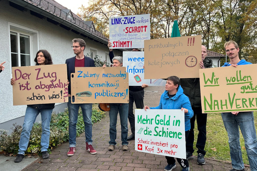 Bürger protestieren für mehr Zuverlässigkeit auf der Regionalbahnlinie RB26.