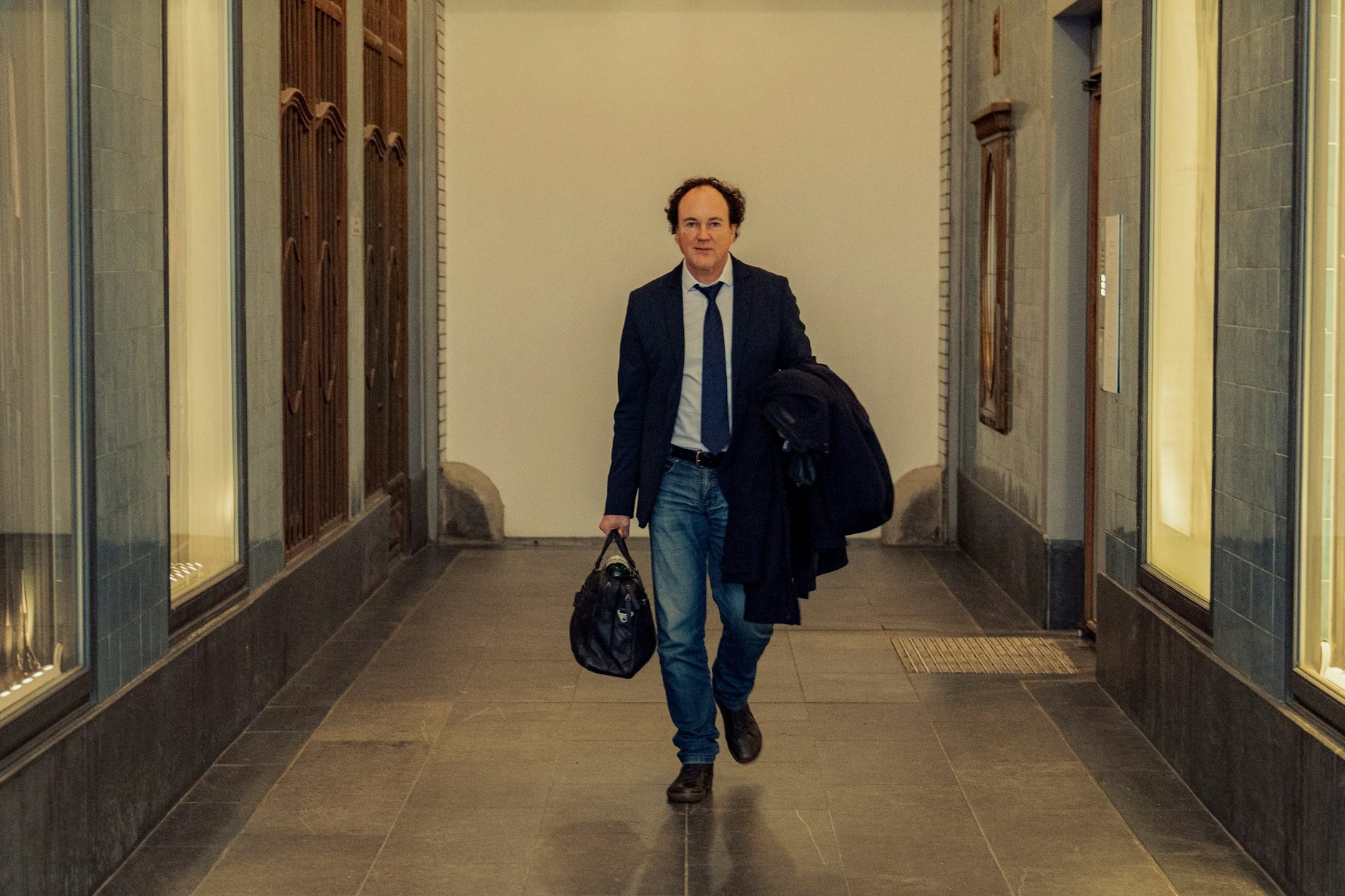 Marcel Machill vor seinem Büro im Gebäude der Universität Leipzig