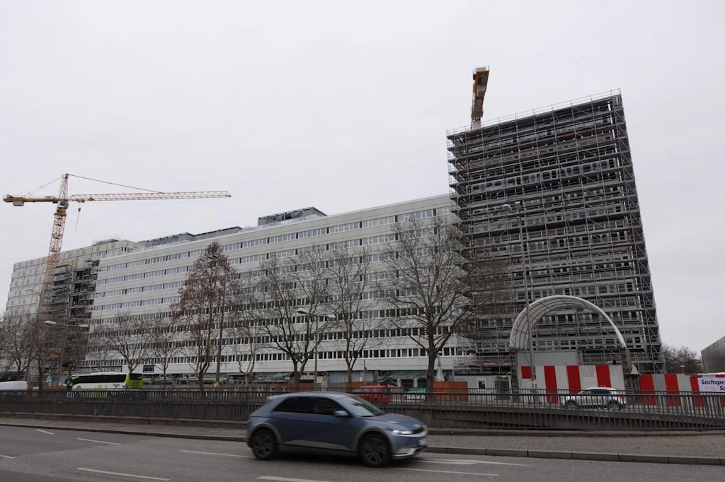 Das Haus zur Karl-Marx-Allee ist noch eingerüstet, der Querriegel zur Otto-Braun-Straße ist fertig: Bald erwacht wieder das Leben im alten Haus der Statistik.