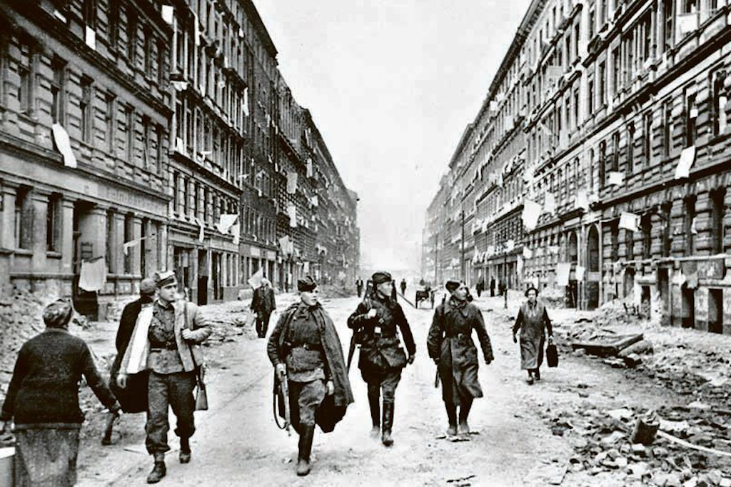 Berlin kurz nach der Kapitulation 1945 – die Spuren des Krieges sind zu diesem Zeitpunkt unübersehbar. Doch auch heute finden sich noch viele dieser Spuren in Berlin.
