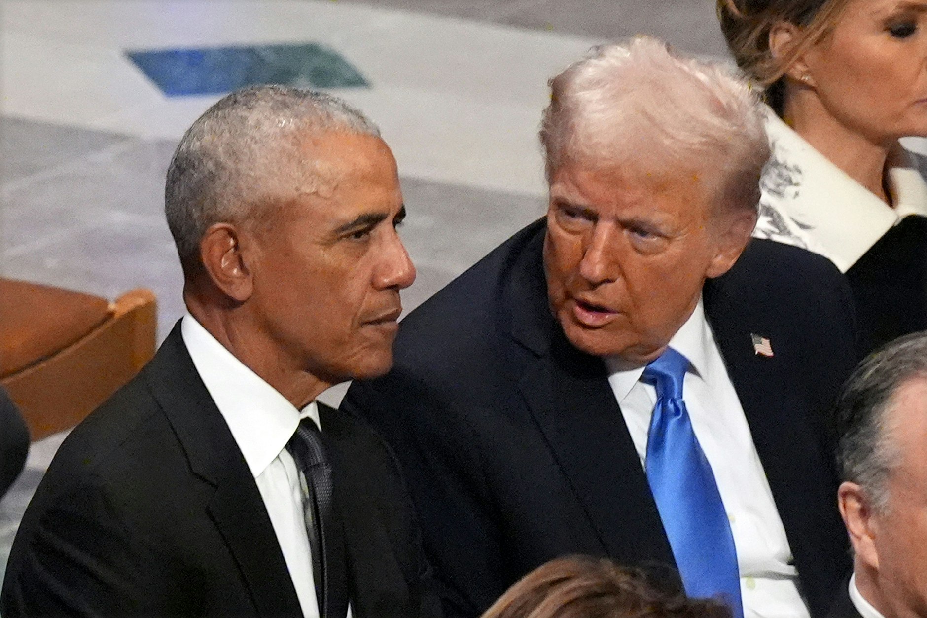 Der ehemalige US-Präsident Barack Obama und der aktuelle US-Präsident Donald Trump während der Trauerfeier für Jimmy Carter