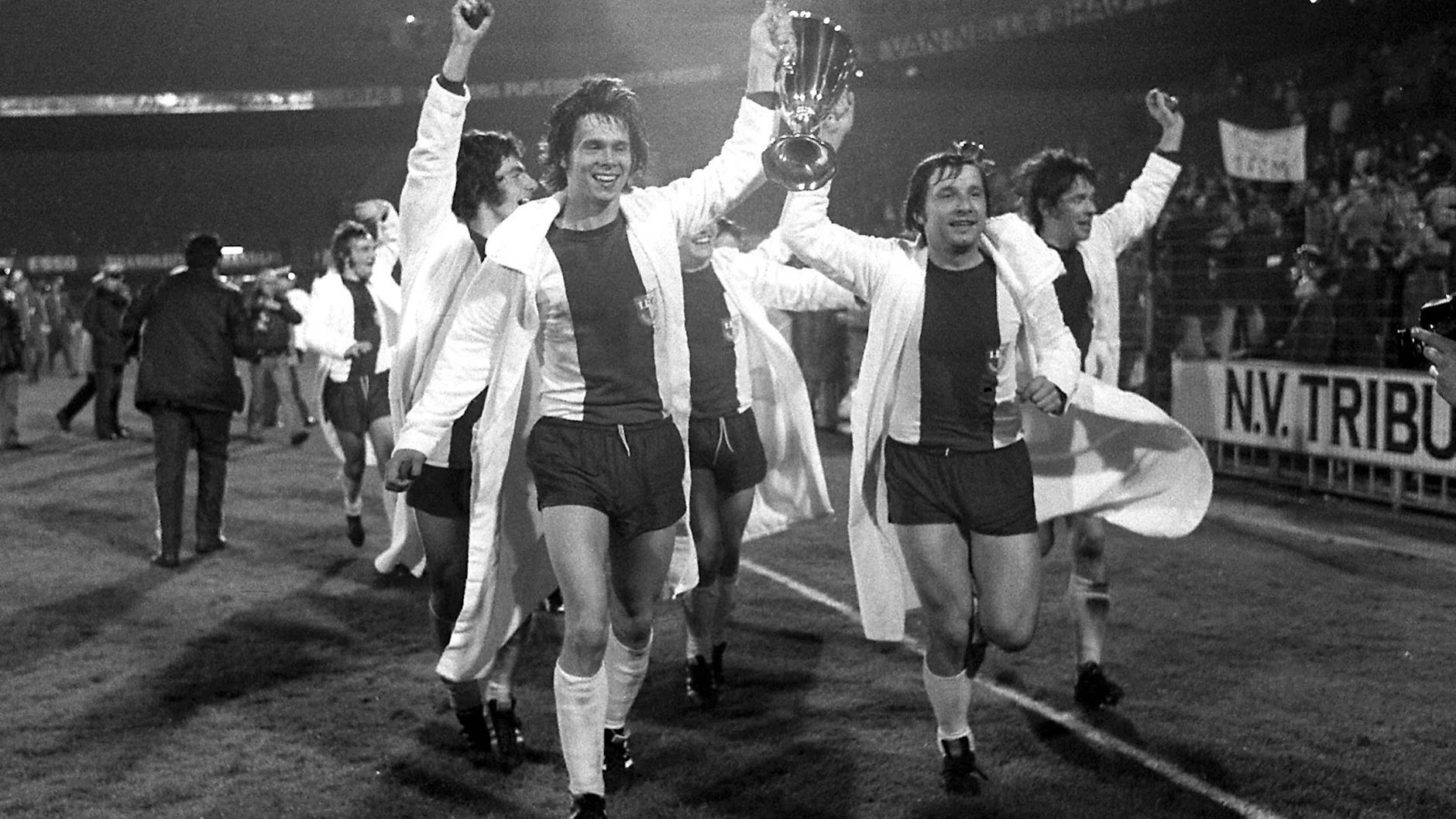 Im Mai 1974: Jürgen Sparwasser (l.) und Manfred Zapf mit dem Europapokal. Der 1. FC Magdeburg schlug damals im Finale des Europacups der Pokalsieger den AC Mailand mit 2:0.