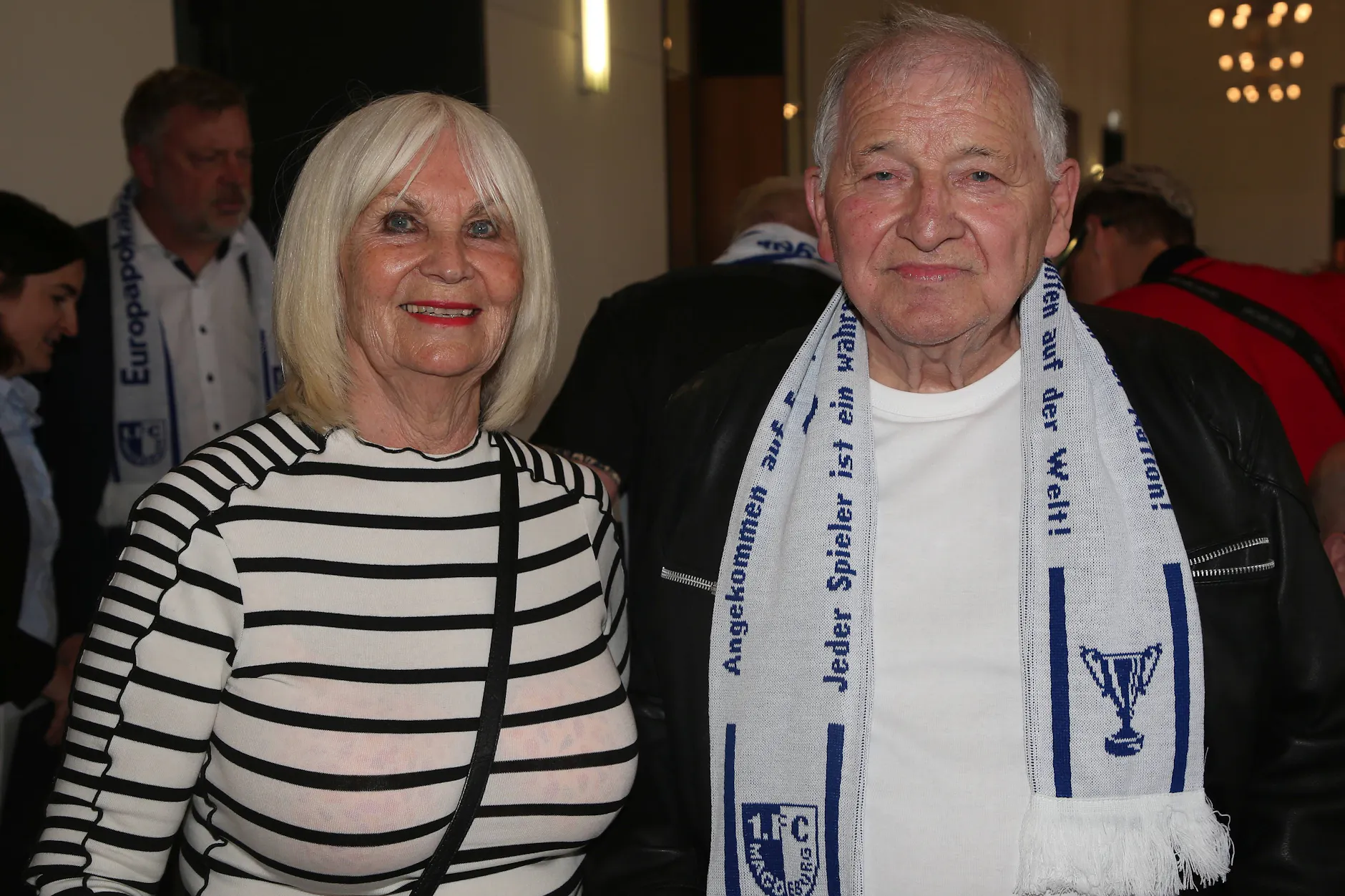 Im Mai vor einem Jahr: Manfred Zapf (1. FC Magdeburg) mit Ehefrau Verena beim Eintrag in das Goldene Buch der Stadt Magdeburg für den Gewinn des Europapokals vor 50 Jahren.