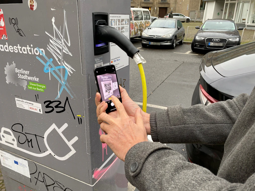 Mitte: Autofahrer beim Parken abgezockt – mit gefälschten QR-Codes!
