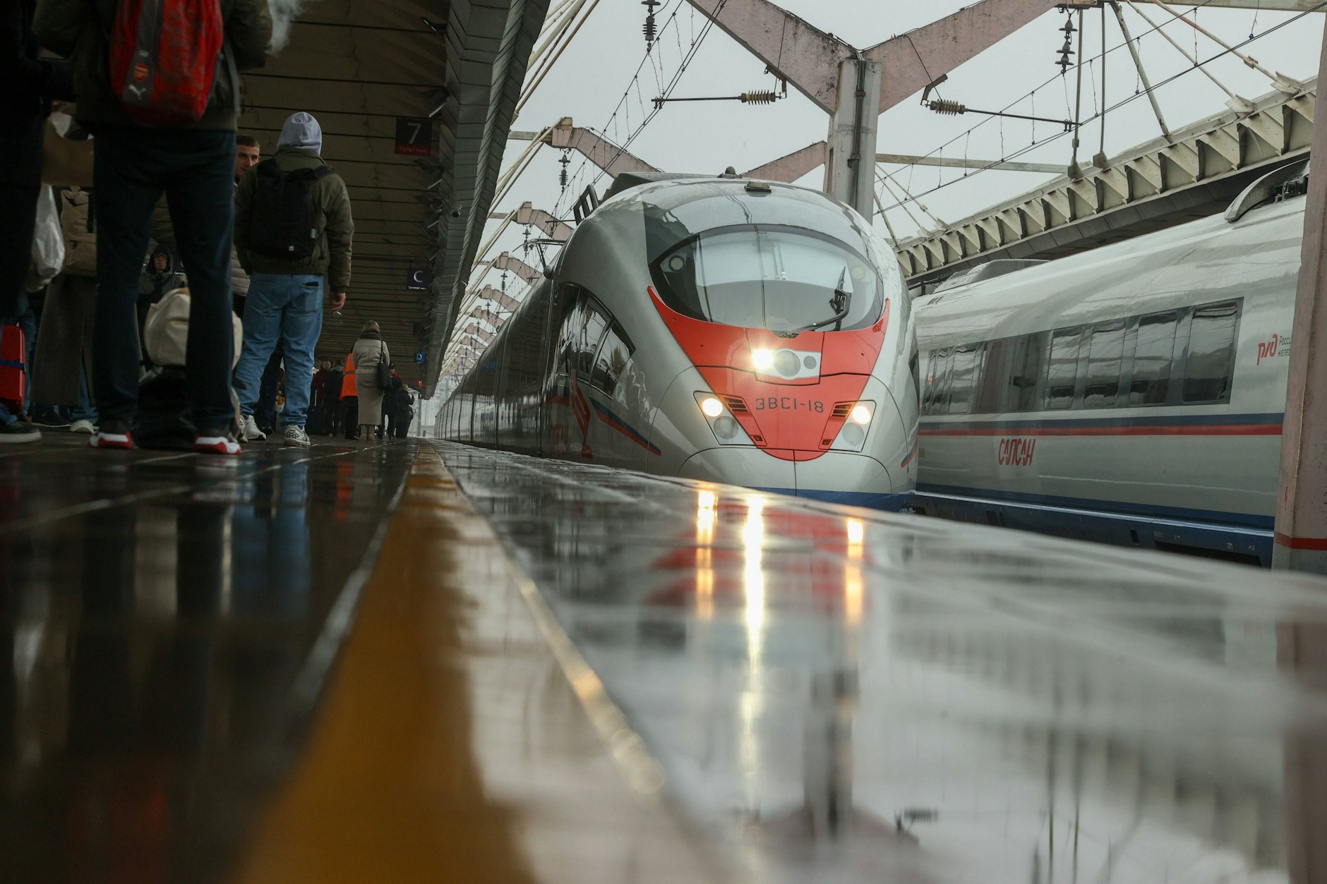Passagiere neben dem Hochgeschwindigkeitszug Sapsan auf dem Bahnsteig des Leningrader Bahnhofs in Moskau. Symbolbild.