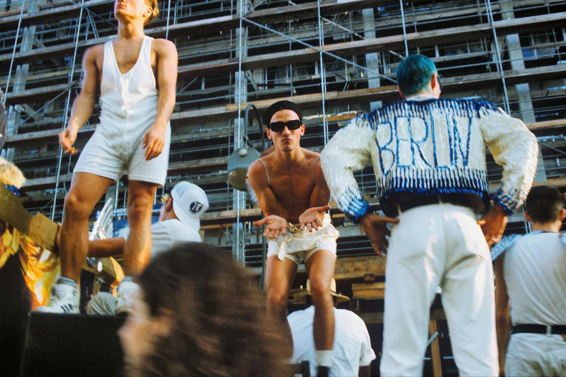 Annette Hauschild, Love Parade, „Planet“ truck, mit Wotan Wilke Möhring (unter anderem), Kurfürstendamm, Berlin, 1991