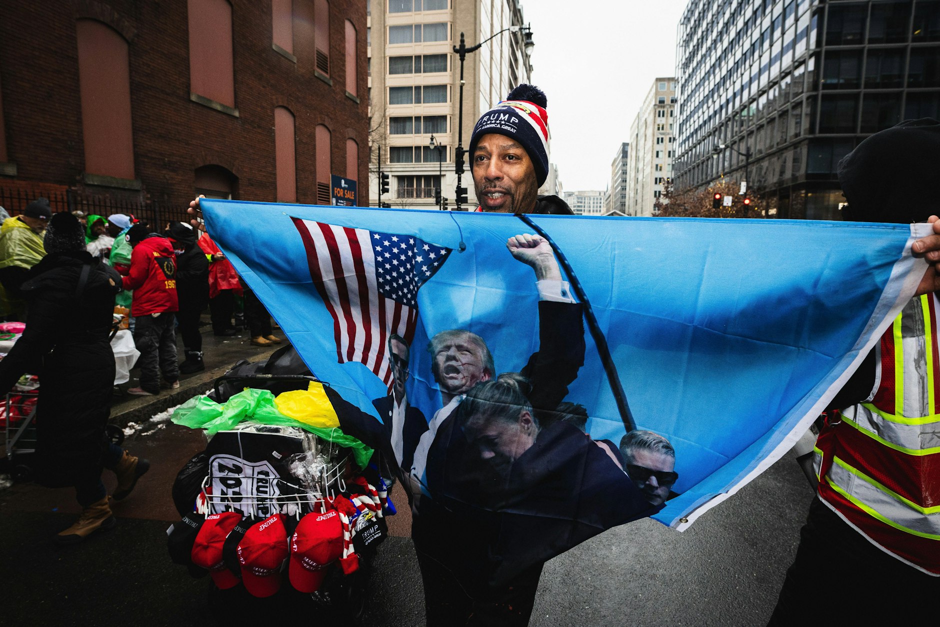 Ikonische Bilder des Wahlkampfs sind als Transparente zu sehen.