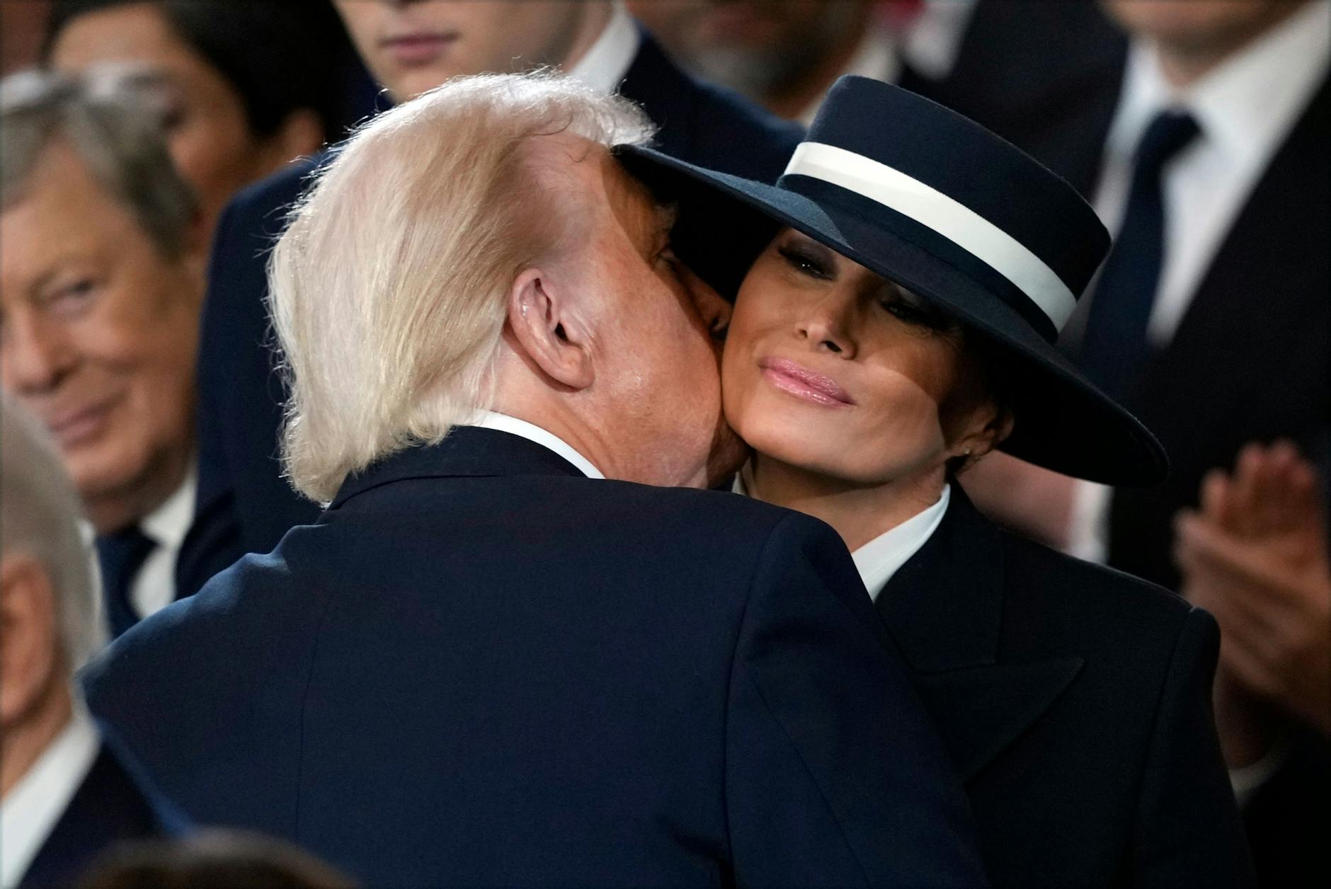 Donald Trump küsst seine Ehefrau Melania – die neue First Lady – auf die Wange.