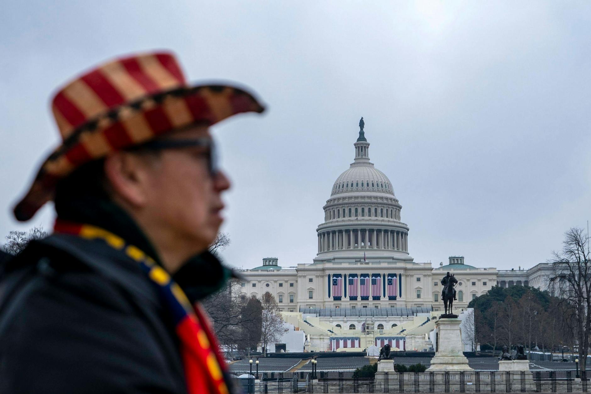 Die Kostümierung der Anhänger Trumps reicht von Hüten in den Farben des "Star spangled banner"...