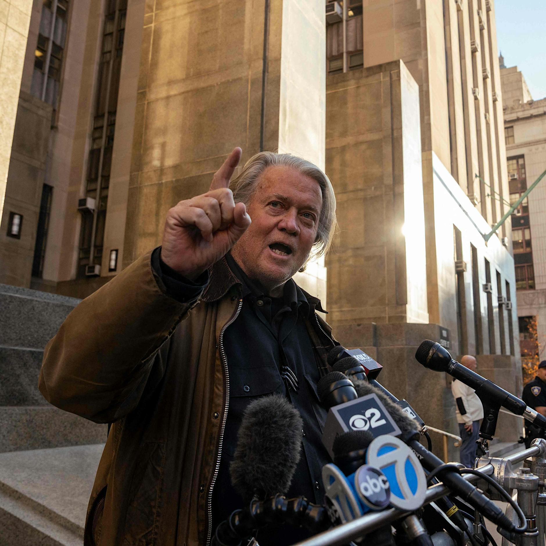 Beim Brunch mit Steve Bannon in Washington: Auf dem Tisch jubelt er mit der AfD