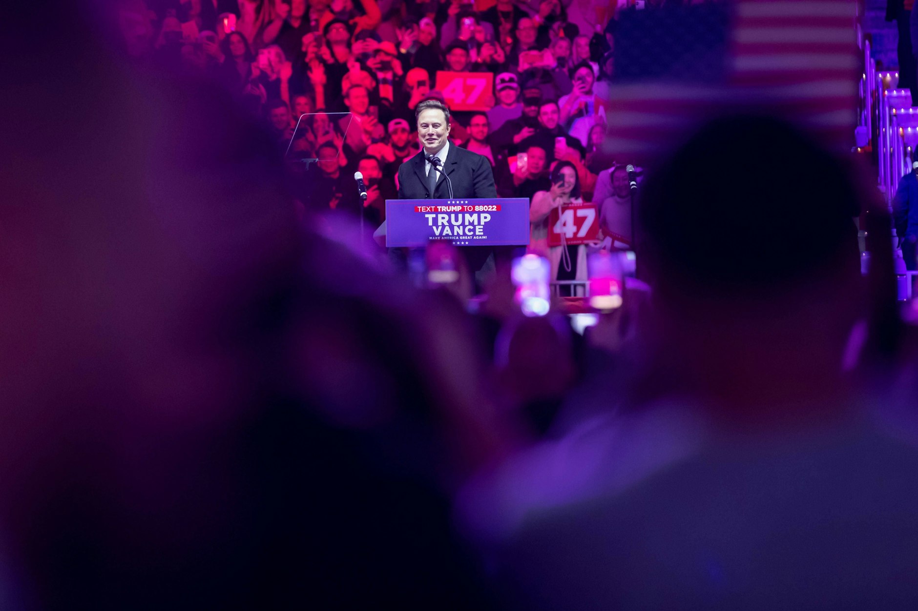 Elon Musk spricht auf der Siegeskundgebung des designierten Präsidenten Donald Trump „Make America Great Again“ in der Capital One Arena.