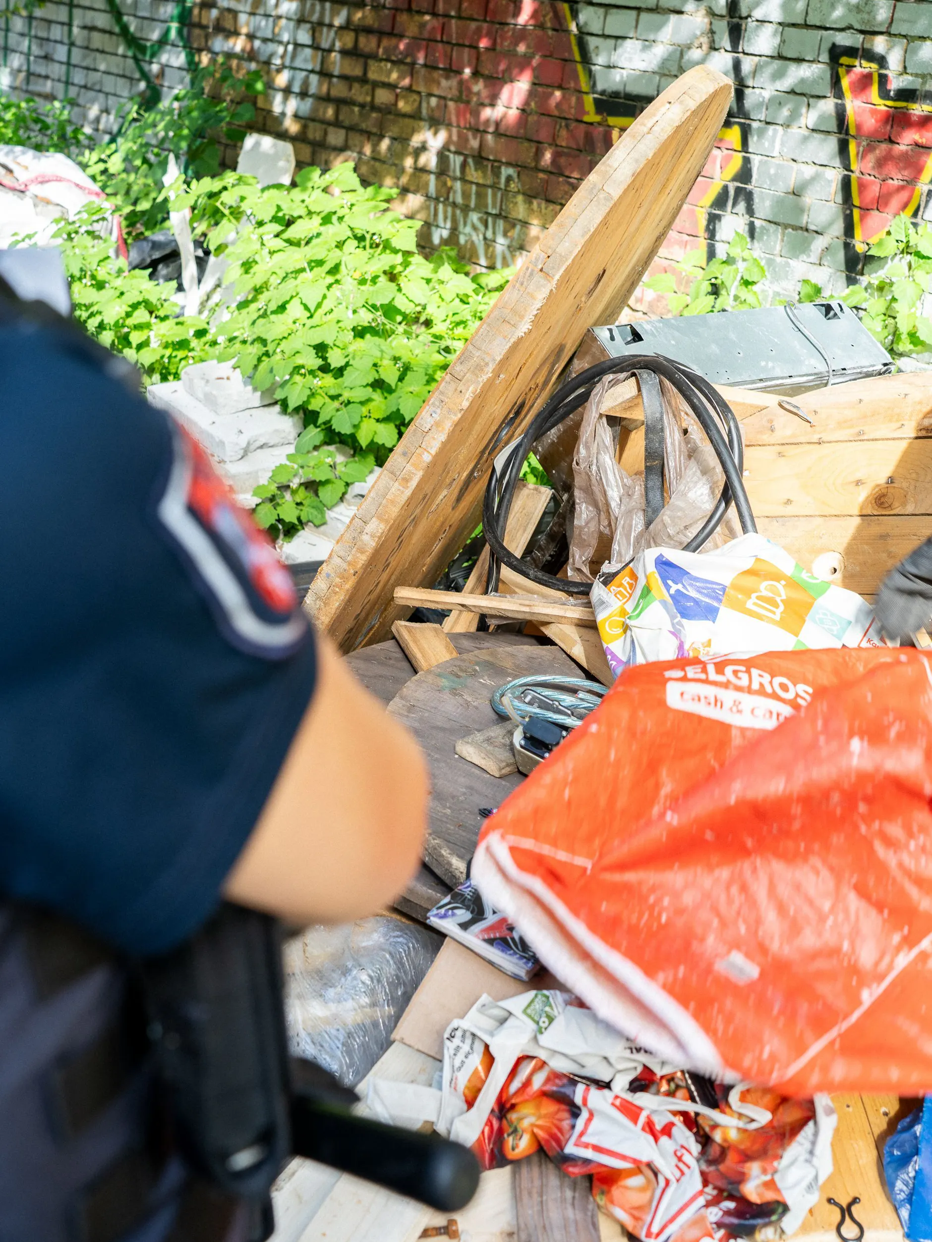 Alte Kabel, Chemikalien, Restholz und Plastikmüll: Berliner Müllferkel laden auch in Neukölln jeden Dreck am Straßenrand ab.