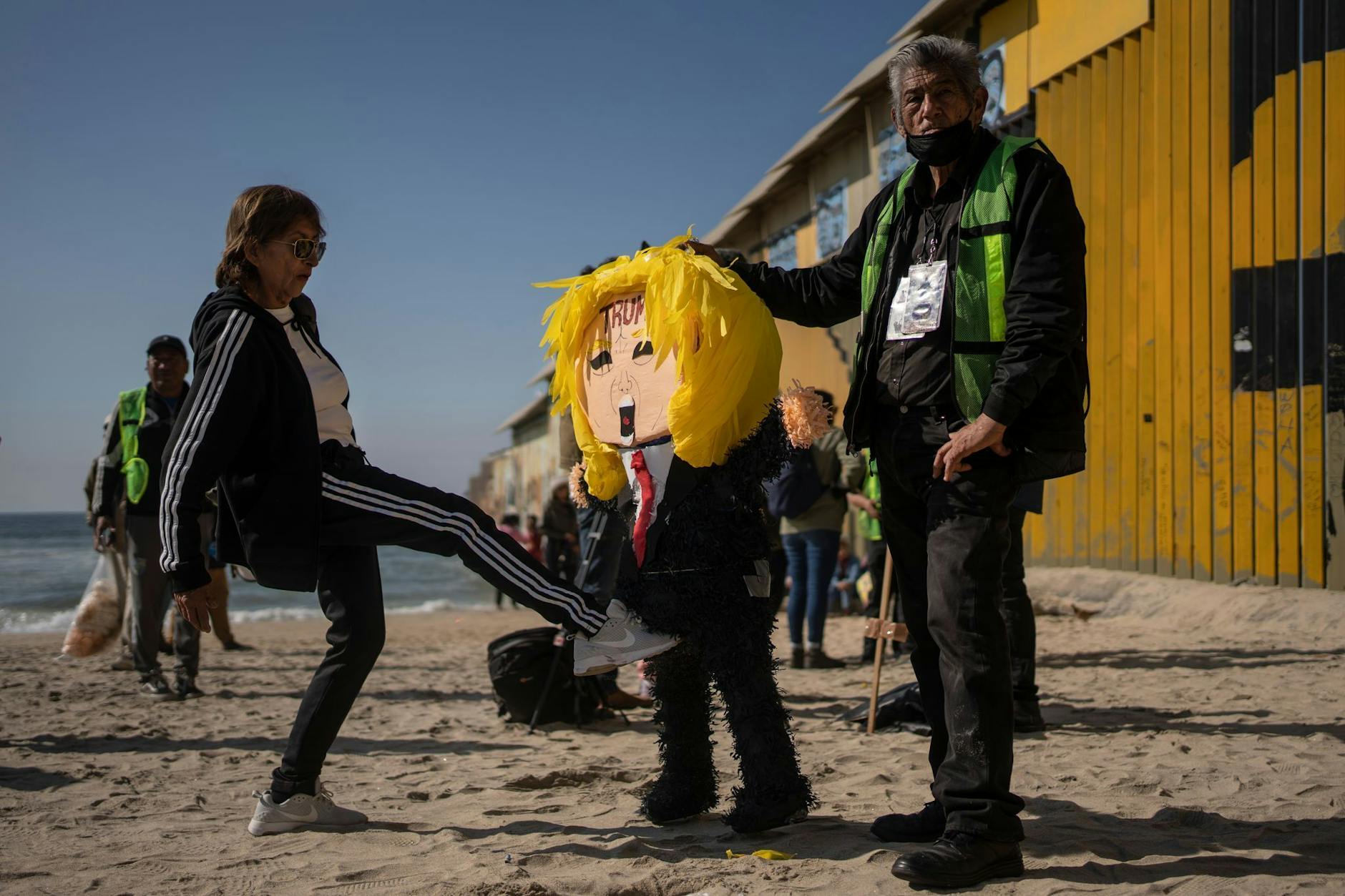 Andernorts findet die Wut gegenüber Trump ihren Ausdruck, wie beispielsweise an der mexikanischen Grenze am Vorabend der Amtseinführung.